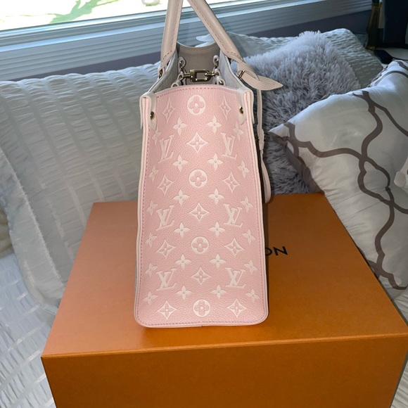 Louis Vuitton OntheGo MM - Picture 3 of 11